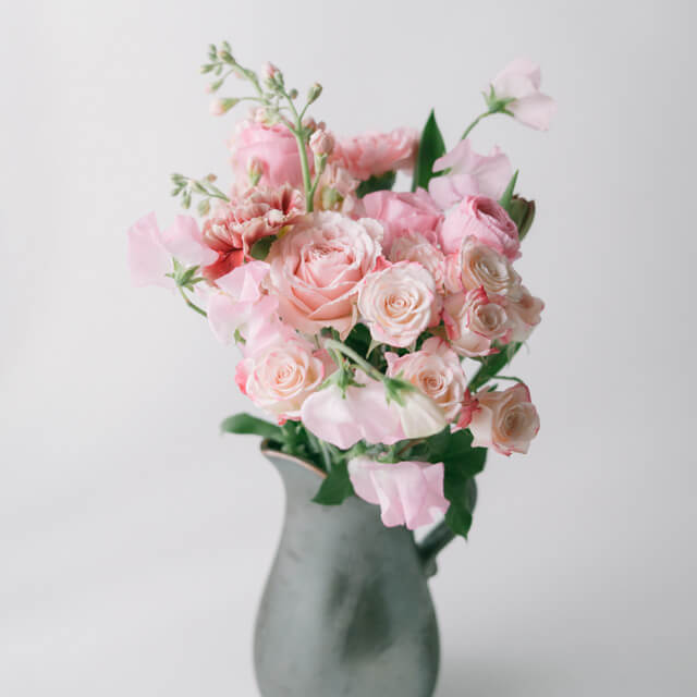 選べる！季節のブーケと花器のセット。15本以上入りの なブーケから、 なお花を花器と合わせてお届け。